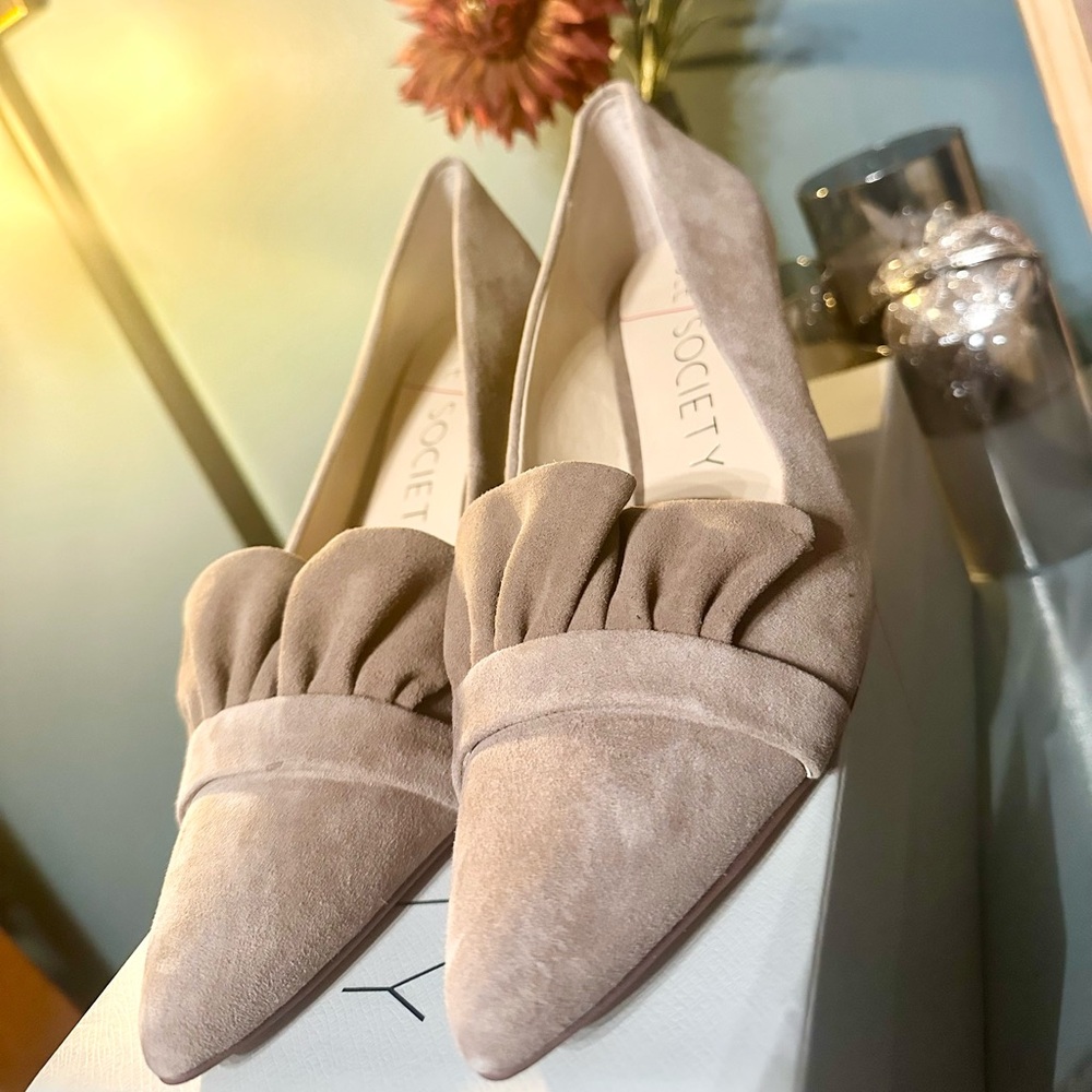 New Sole Society Fall Taupe Suede Pointed-Toe Heels with Ruffles 8.5